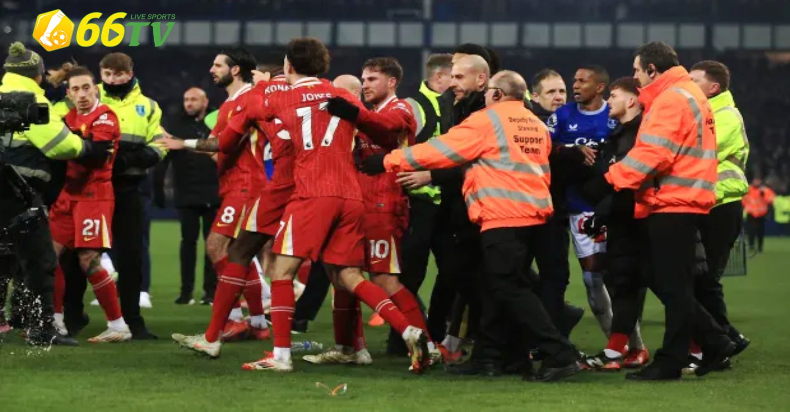 Ẩu đả ở derby, cảnh sát can thiệp, 2 cầu thủ bị đuổi