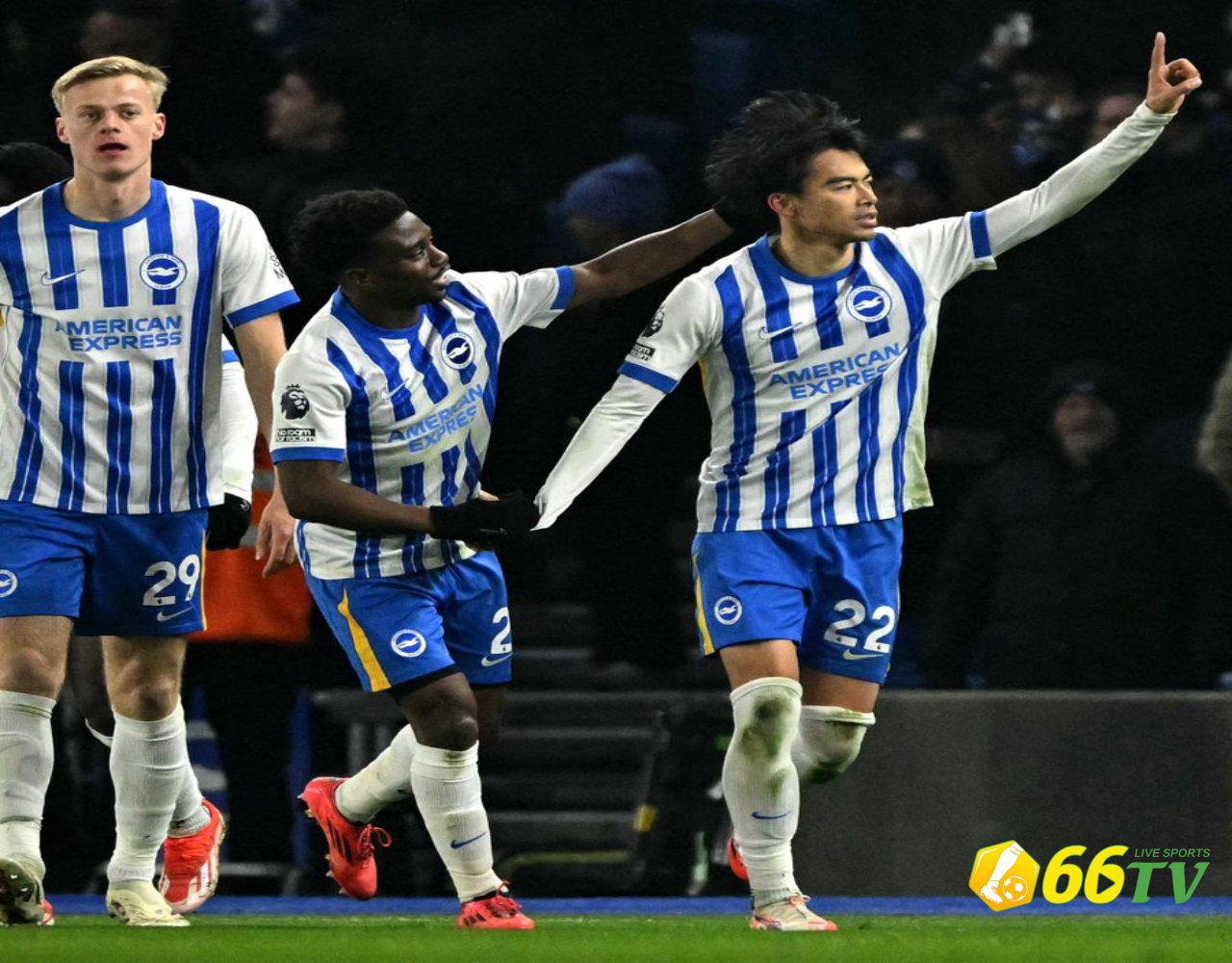 Jadon Sancho chỉ đáng ‘xách dép’ cho Kaoru Mitoma