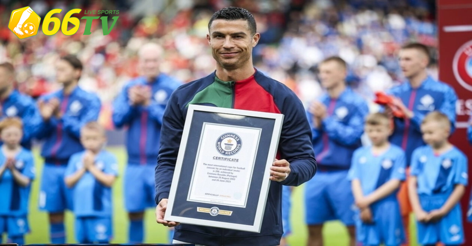 Ronaldo nhận kỉ lục Guinness trước trận thắng Đan Mạch