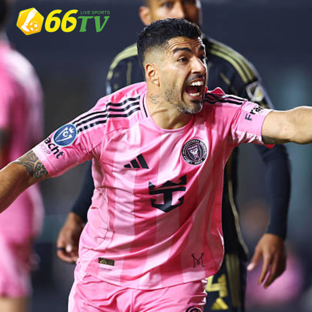 Tật cũ tái phát, Suarez suýt cắn… đồng đội