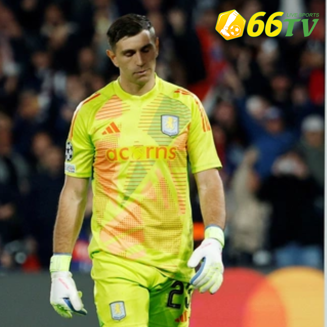 Emiliano Martinez bị la ó mỗi lần chạm bóng