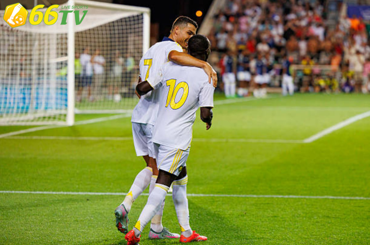 Ronaldo nhường Mane sút penalty trong ngày lập hat-trick